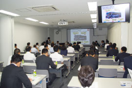 ロックゲートの閘室内壁面にロープで固定される「SKY DUCK」号